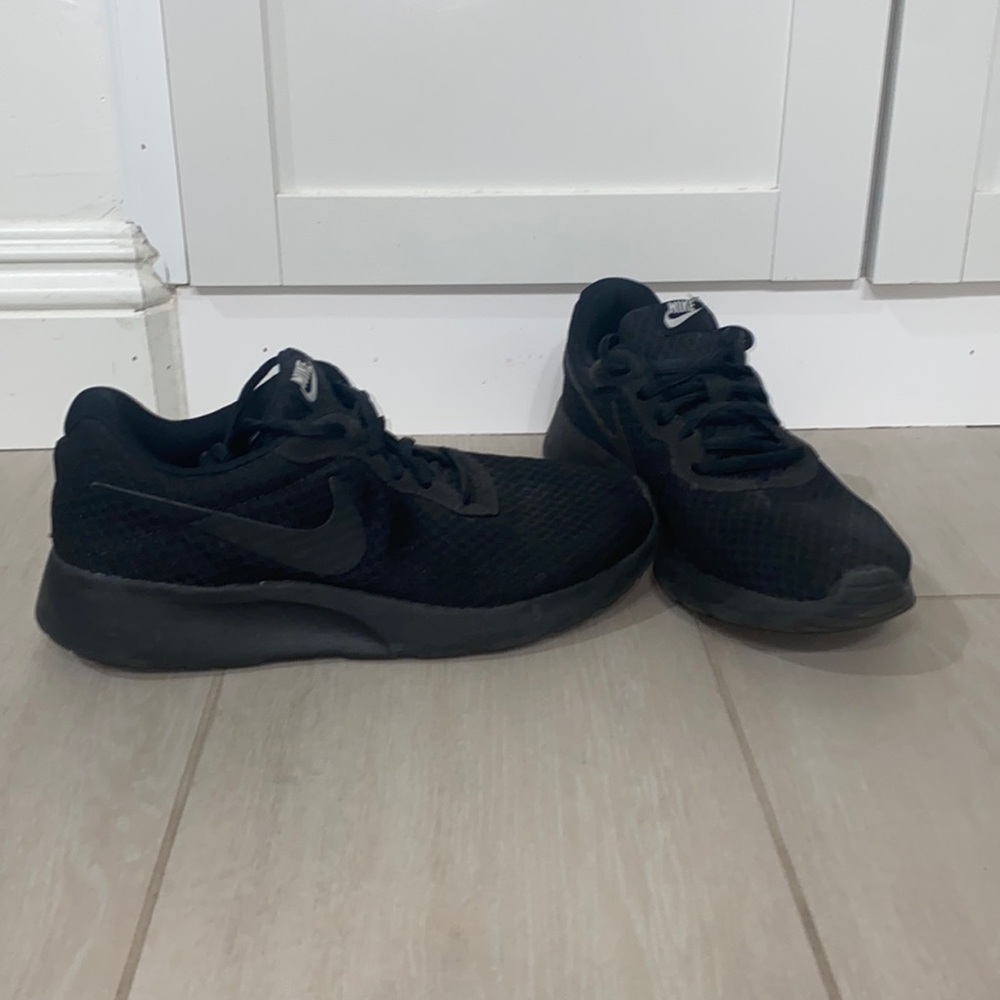 Nike size 8 all black sneakers